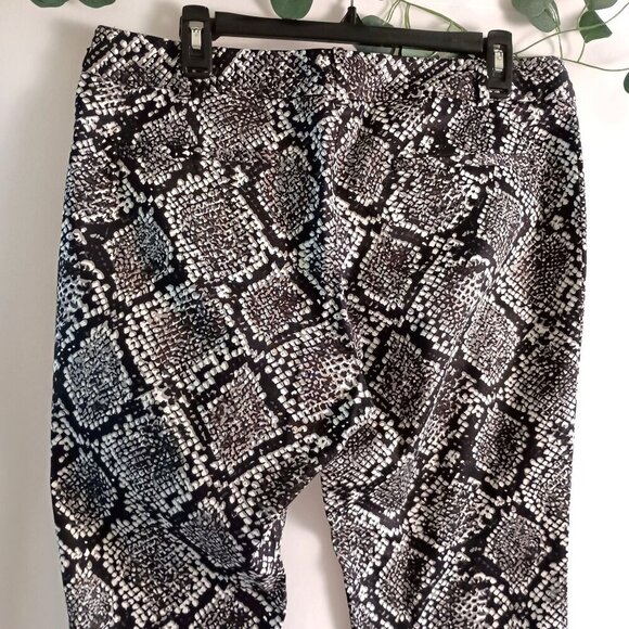 Lord & Taylor Snake Print Slim Leg Side Zip Ankle Pants size 12 - Picture 6 of 6